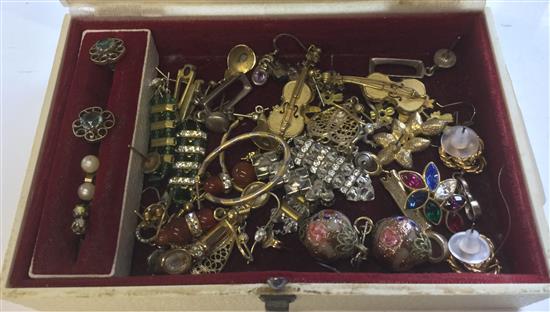 Twenty five pairs earrings